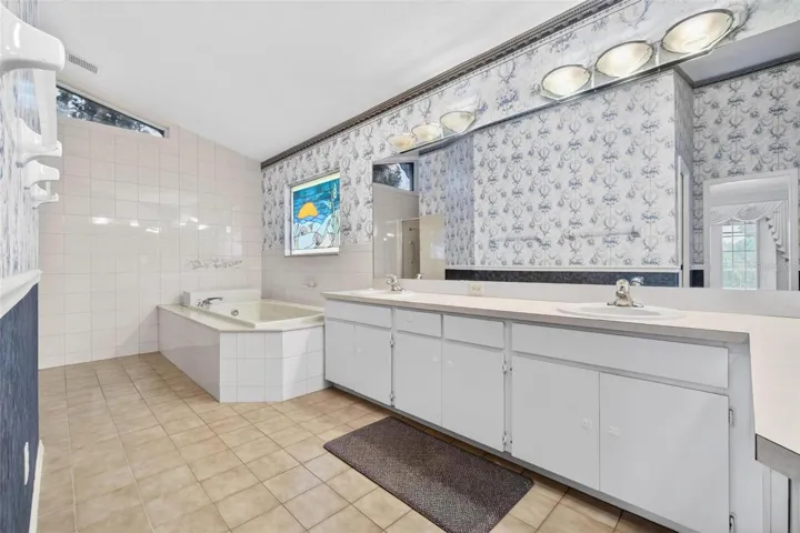 Primary ensuite bath, dual sinks