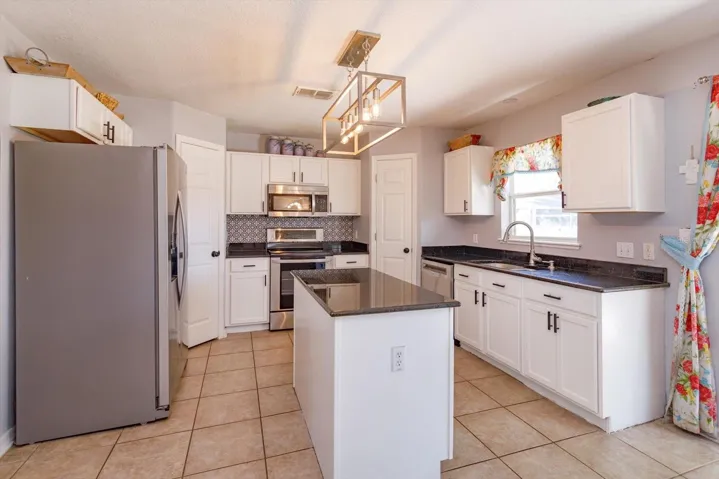 Kitchen w/Island
