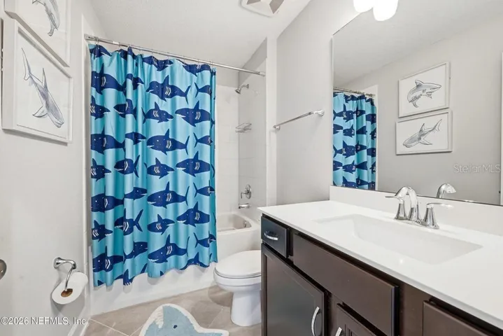 Upstairs Full Bathroom