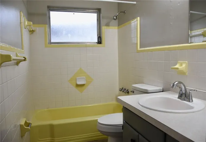 Full Bathroom 1