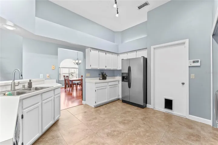 Large, open and bright kitchen