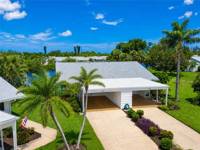 Lake front villa on cul-de-sac