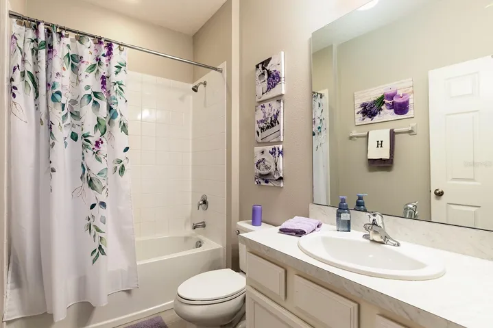 Upstairs guest bath