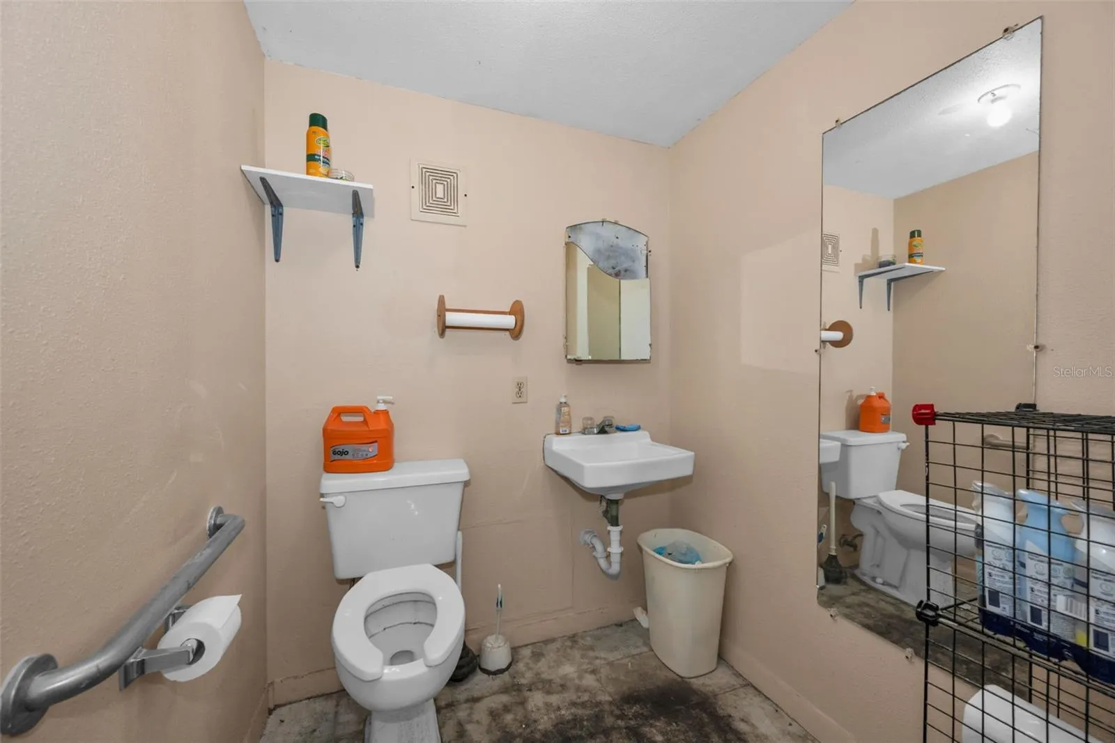 Bathroom 2 - accessible from either Suite