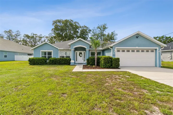 Welcome Home! 6' Privacy Vinyl Fenced-in-backyard with RV Gate