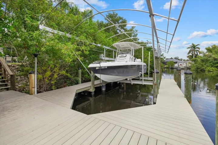 Covered boat lift