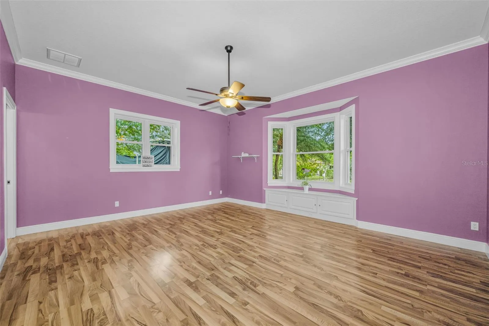 Bay window and window seat