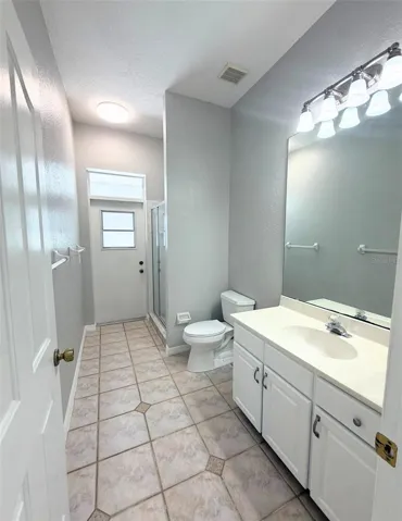 Bathroom 2 with Access to Pool