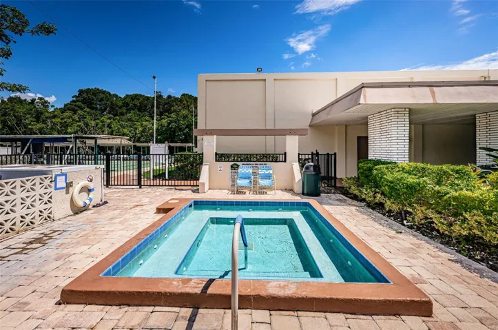 Magnolia Sun Center hot tub