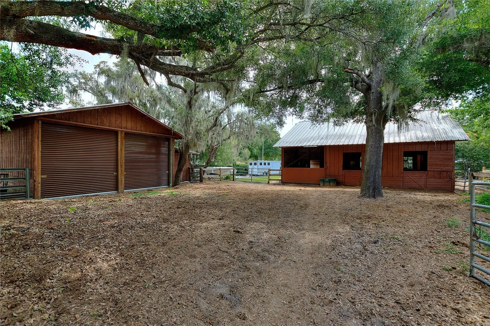 2 BARNS