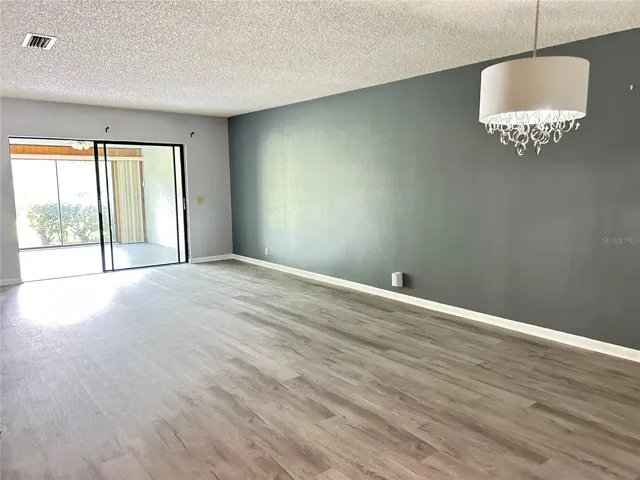 living room/dining area