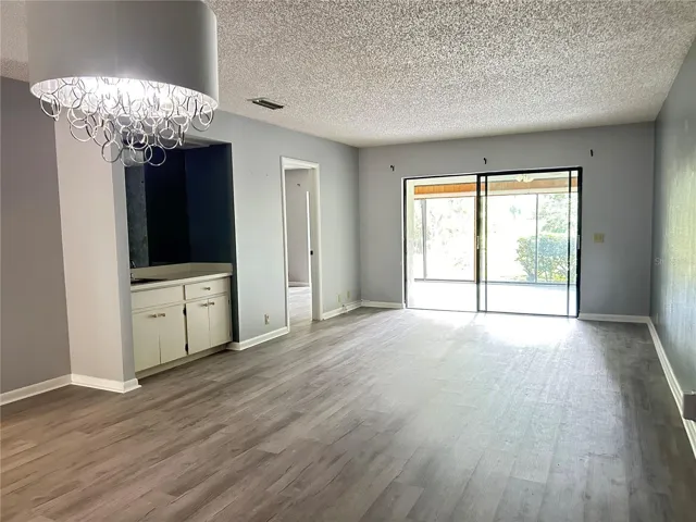 living room/dining area with wet bar