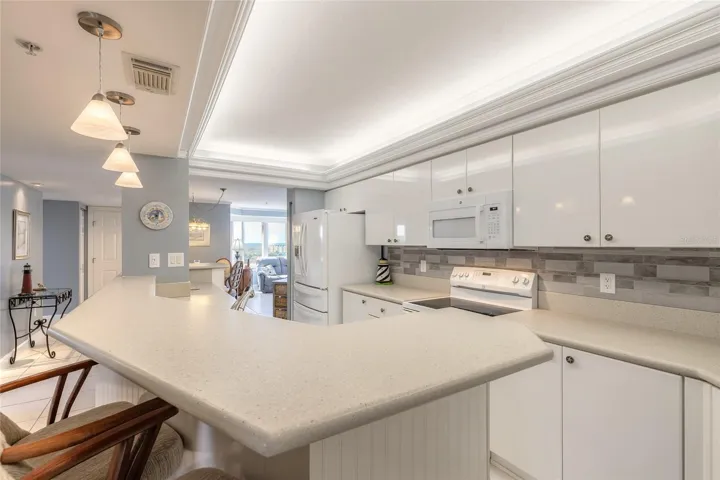 Kitchen w/ tray ceiling