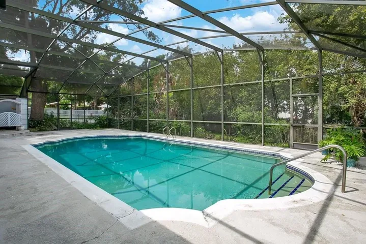 Oversized screened pool