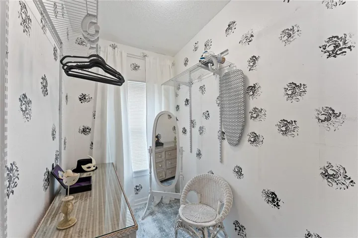 MATER CLOSET/DRESSING ROOM