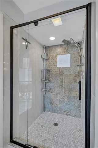 Primary en-suite bathroom