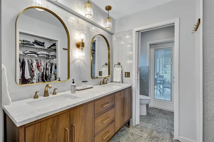 Primary en-suite bathroom