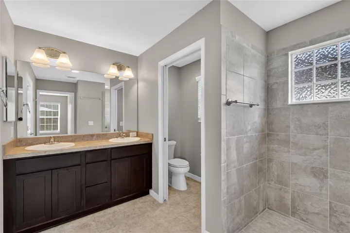 Primary en-suite with dual sinks