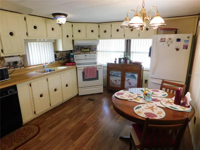 Open concept kitchen with great appliances.