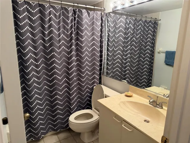 guest bathroom w/tub