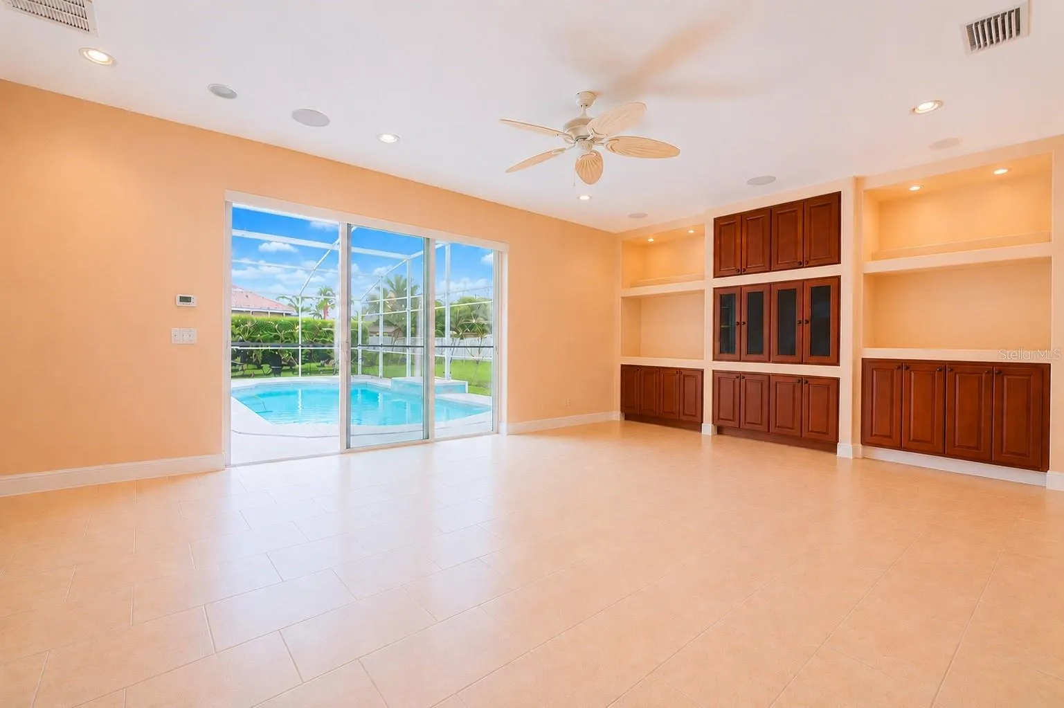Bonus room with pool view