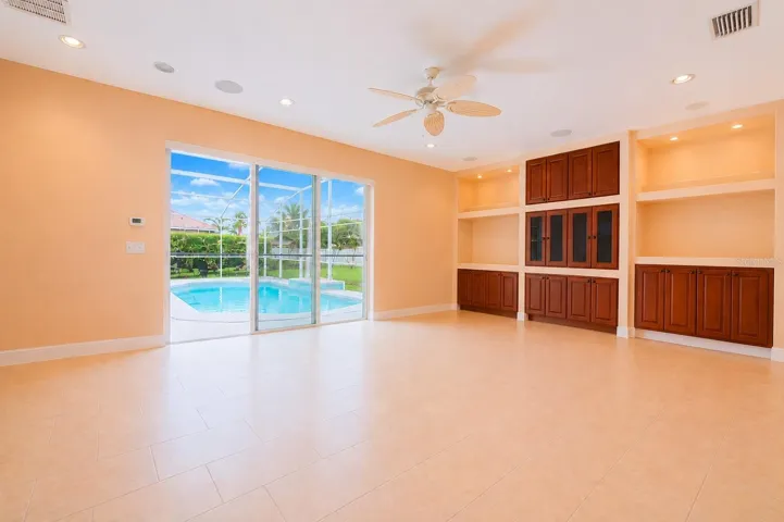Bonus room located by the pool area. Size: 25x17