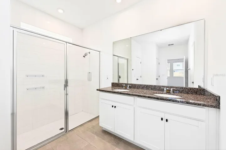 Primary en-suite bath.