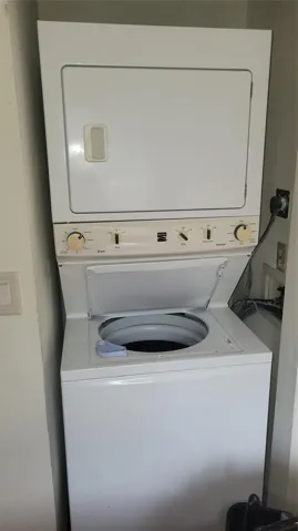 WASHER AND DRAYER IN KITCHEN