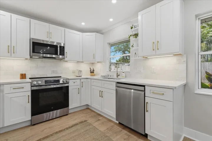 BEAUTIFULLY APPOINTED KITCHEN