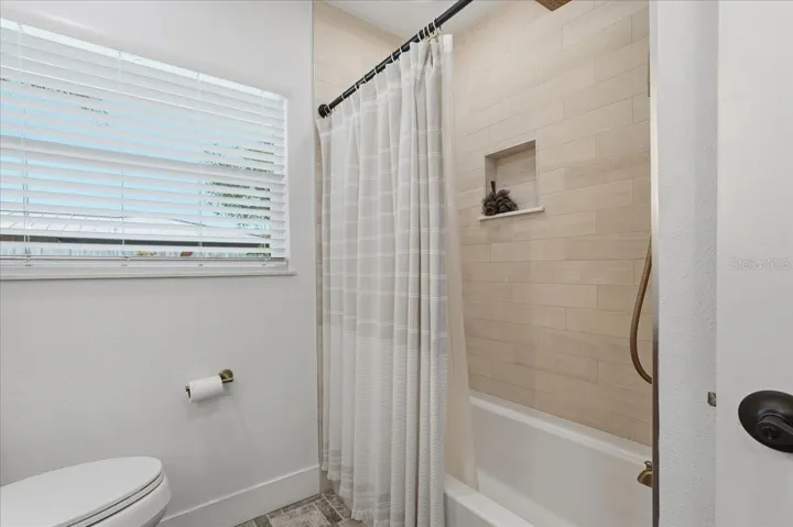 SHOWER/TUB COMBO IN THE GUEST BATHROOM!
