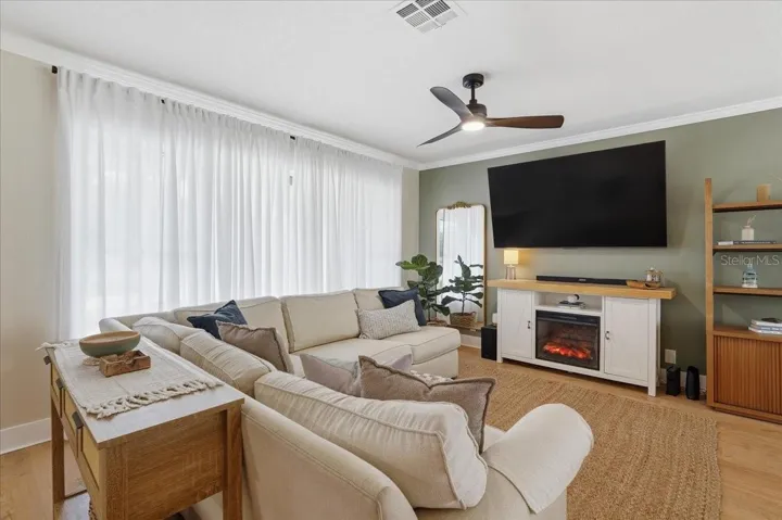 WONDERFUL NATURAL LIGHTING ~ LIGHT & BRIGHT THROUGHOUT!
