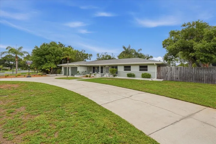CONVENIENT CIRCULAR DRIVEWAY & 2 CAR GARAGE!