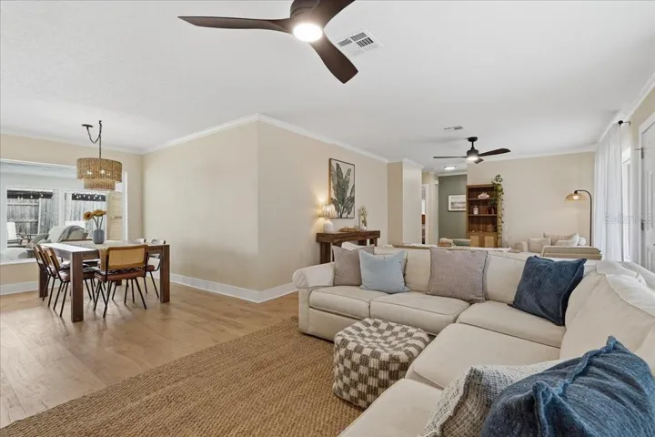 ENJOY THIS OPEN FLOOR PLAN ~ GREAT FOR FAMILIES AND ENTERTAINING!