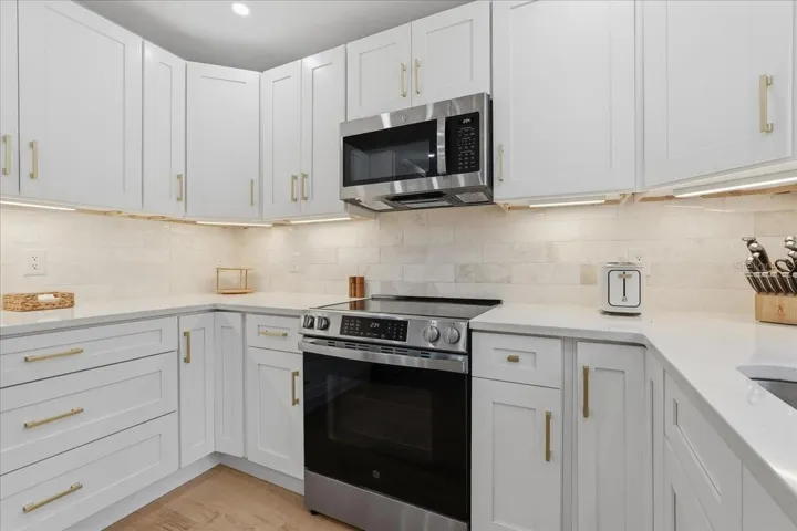SOFT CLOSING CABINETRY ~ YOU WILL LOVE, LOVE, LOVE THIS KITCHEN!
