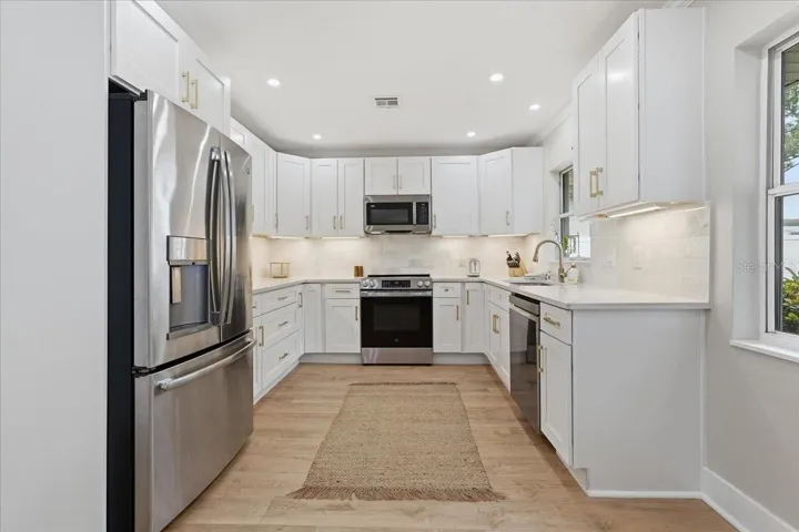 ELEGANT QUARTZ COUNTERTOPS & TILE BACKSPLASH