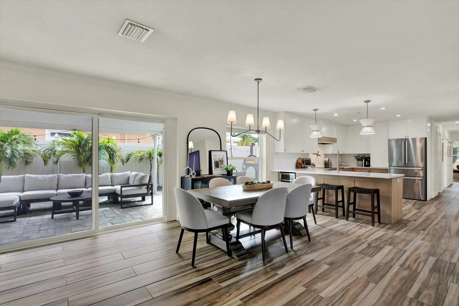 Dining/kitchen/glimpse to patio