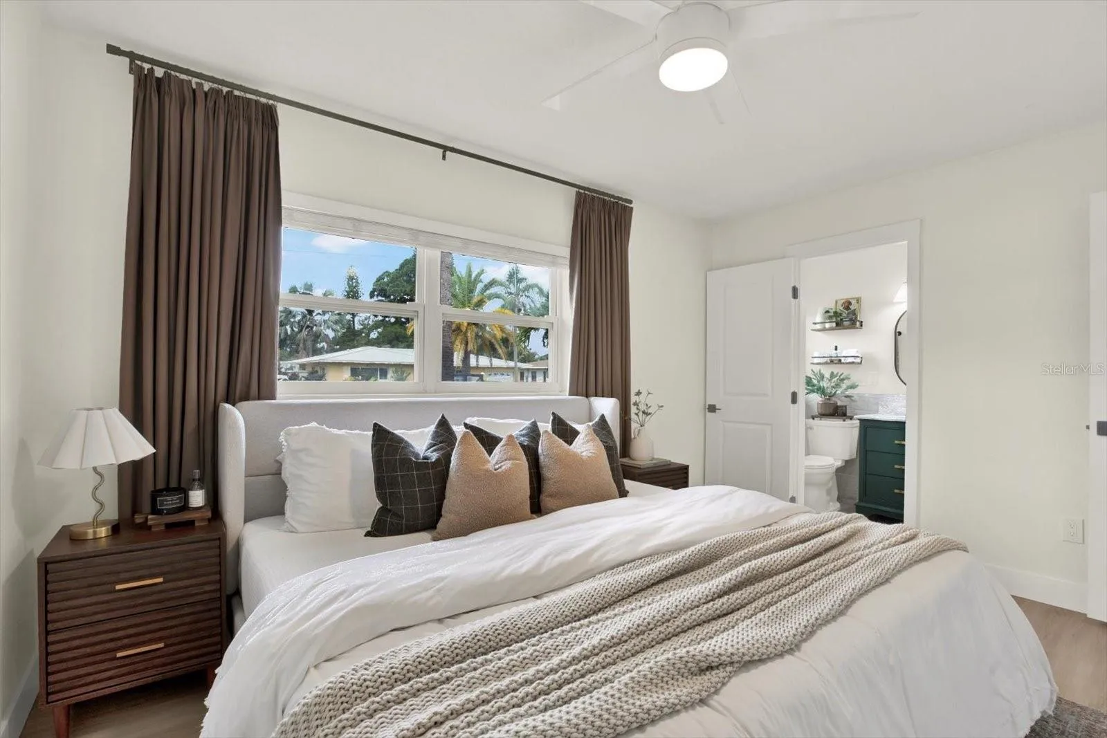 Second bedroom with en-suite bathroom