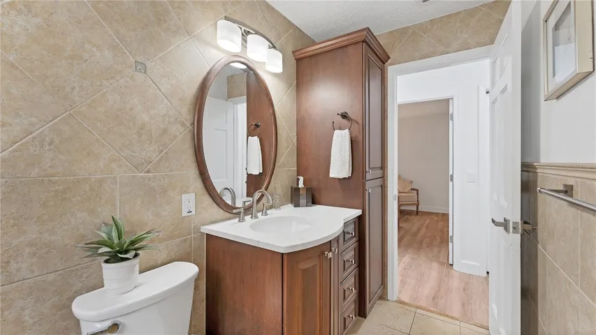 First floor guest full bathroom