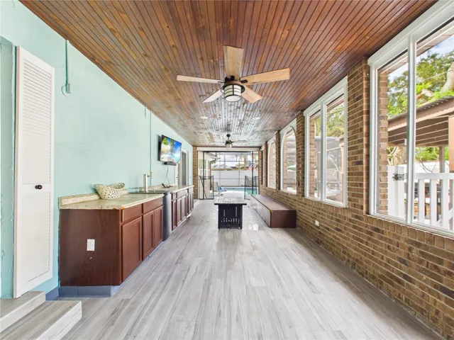 Large  Screened in Lanai