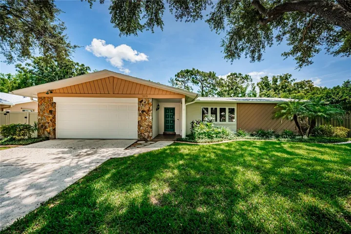 Welcome to 2093 Ashbury Drive, Clearwater
