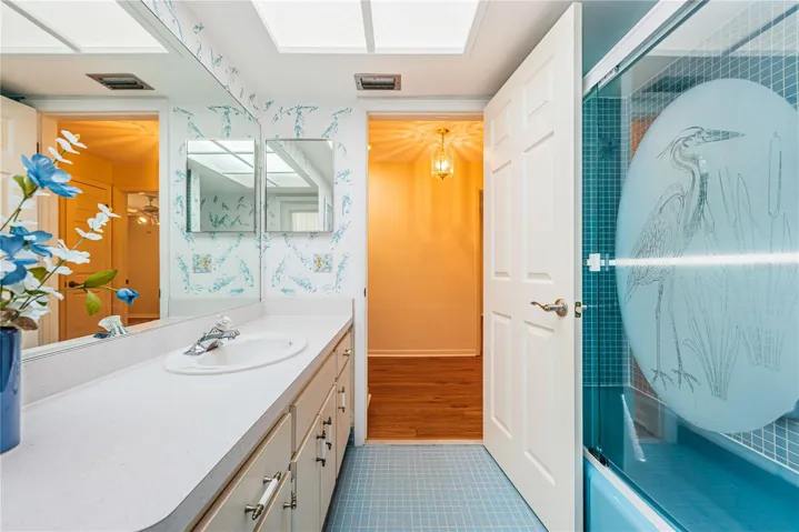 Large 2nd bath