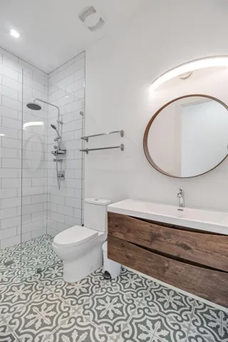 Well-appointed secondary full bath with stylish finishes
