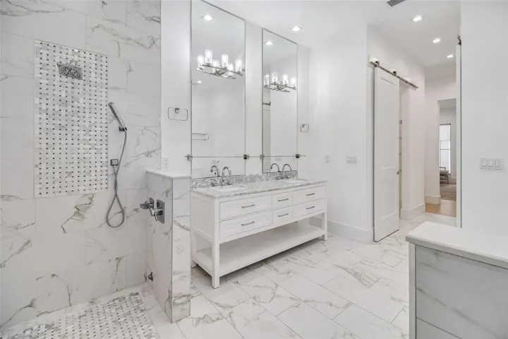 Spa-inspired owner's bath