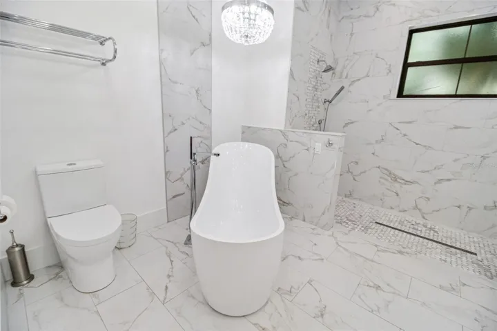 Spa-inspired owner's bath