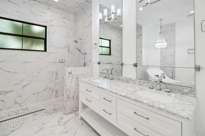 Spa-inspired owner's bath