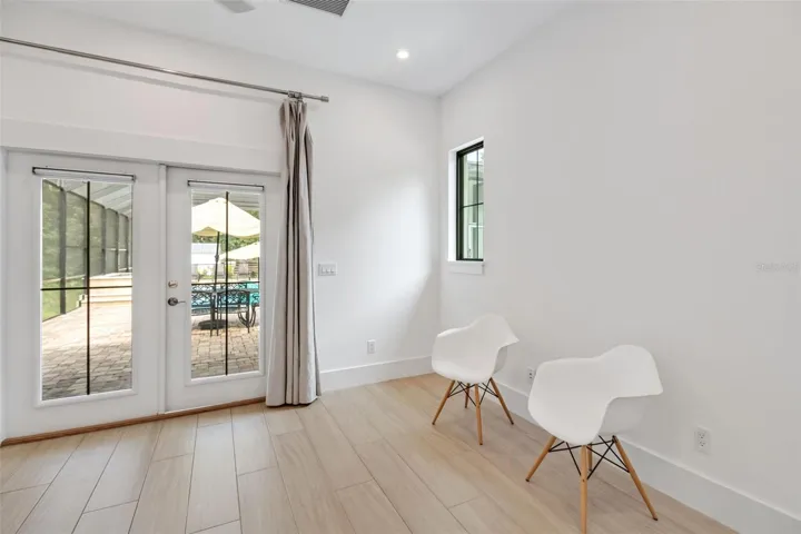1 bedroom guest house with separate entrance.