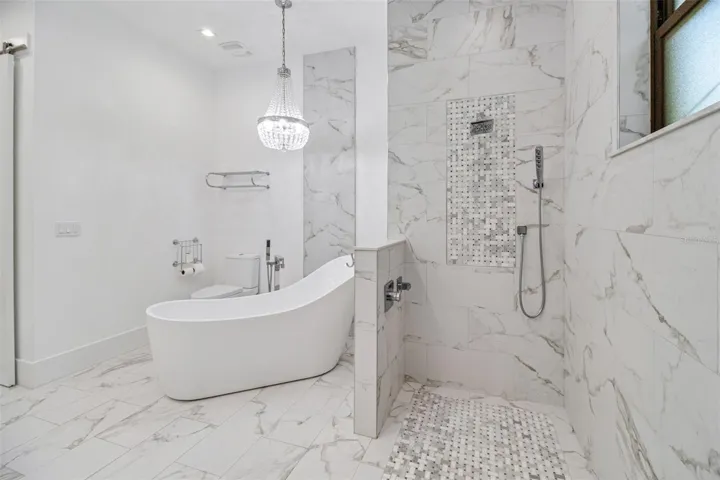 Spa-inspired owner's bath