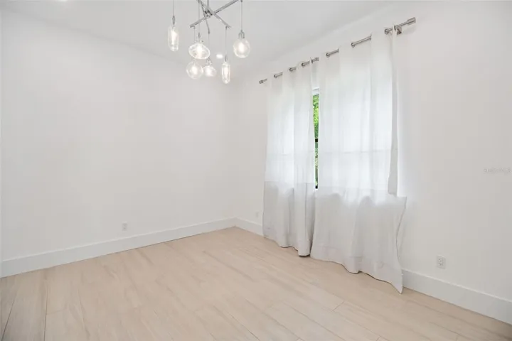 1 bedroom guest house with separate entrance.