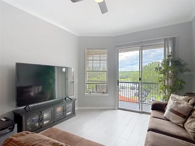 Living Room/Balcony