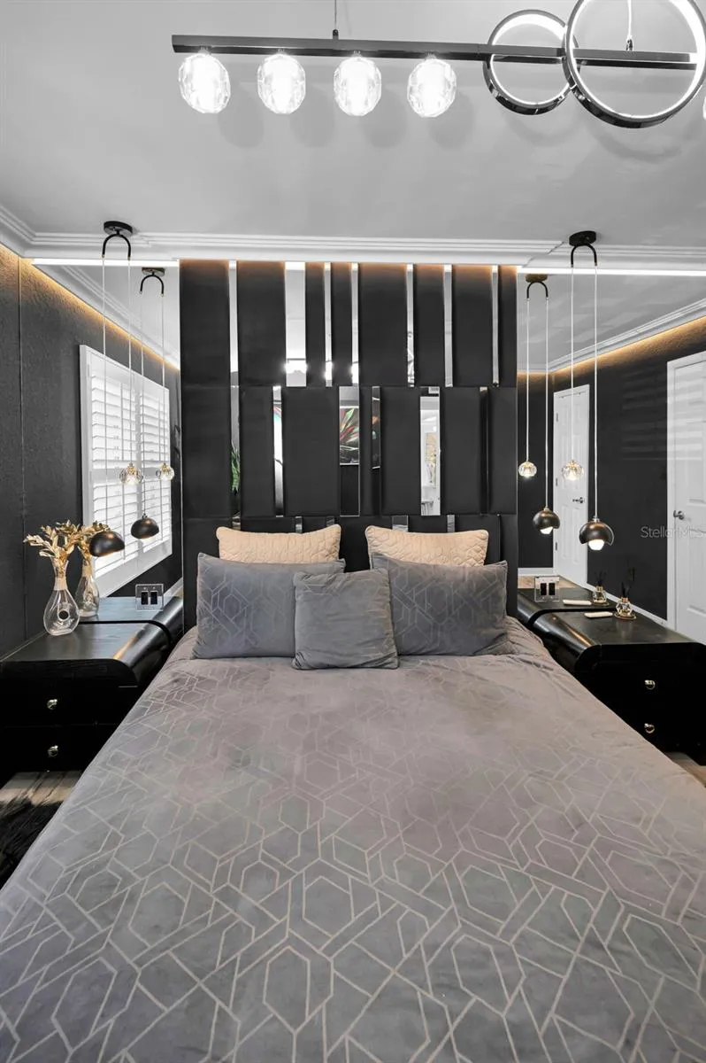 Stunning built in Queen headboard!